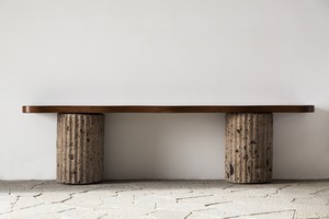 最初的胡桃木和凝灰岩控制台构思于1941年由Curzio Malaparte在Casa Malaparte, Capri的原位