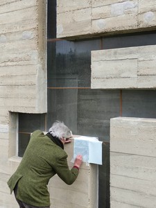 朱塞佩·佩纳内(Giuseppe Penone)在La Tourette被处决的照片，Éveux，法国。Giuseppe Penone, Le Bois Sacré (The Sacred Forest)， 2022年，准备了帆布油和蜡笔