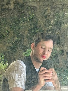 乔丹·沃尔夫森对着镜子自拍的照片